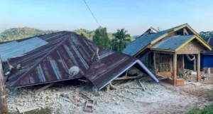 Indonesian rescuers search for survivors as 7.7 quake death toll rises to 38