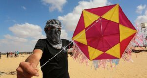 Israel warns Hamas over kite launches from Gaza